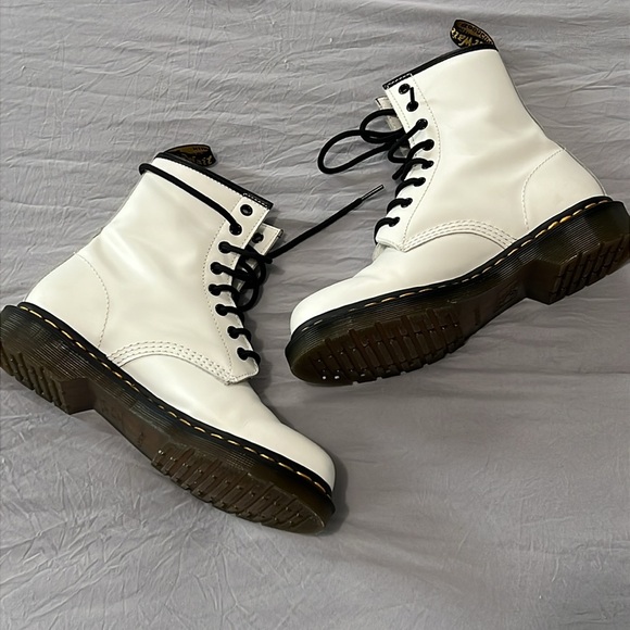 Doc Martens 1460 Smooth Leather White Combat Boots (Like New) - Picture 3 of 10